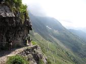 61 Camminare accostati a monte